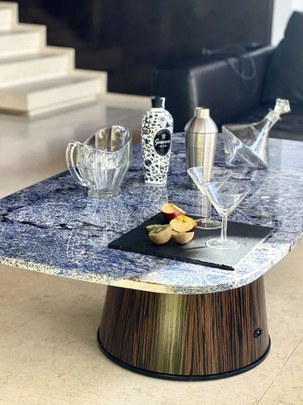 As 10 principais aplicações de luxo do granito Azul Bahia: Tendências de design para casas e espaços comerciais em 2026 10 Azul-Bahia-Granito-Azul-Mesas