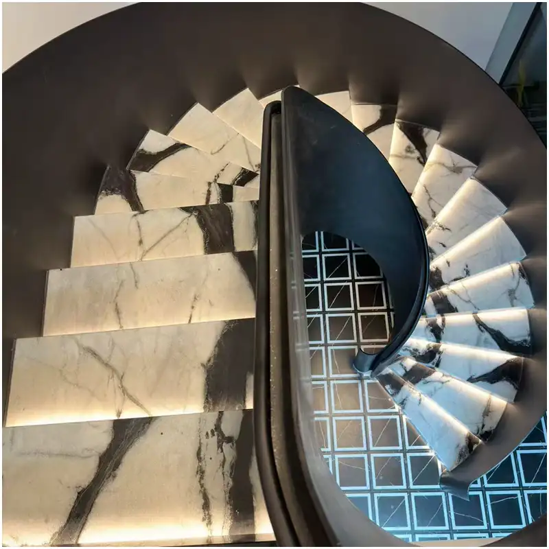 วิลล่าสีขาวหมีแพนด้าหินอ่อน บันได