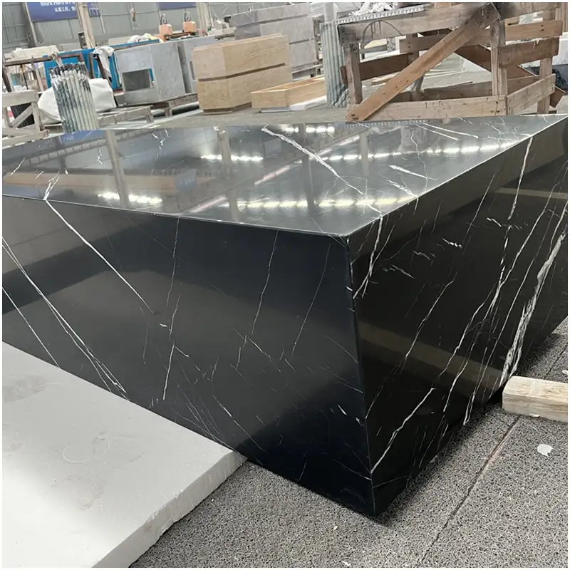 שולחן עם בסיס משיש מרקינה שחור