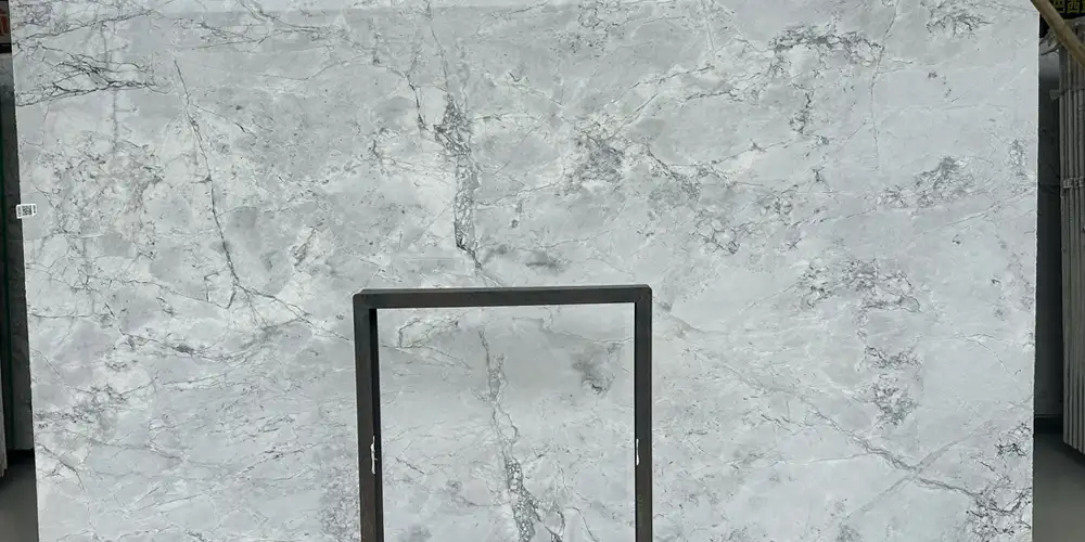 Super-White-Exotic-Quartzite-Slabs-in-Shuitou-Warehouses