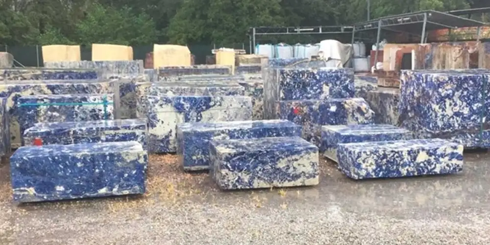 100-Pcs-Bolivian-Sodalite-Blue-Marble-Raw-Blocks-in-Yard