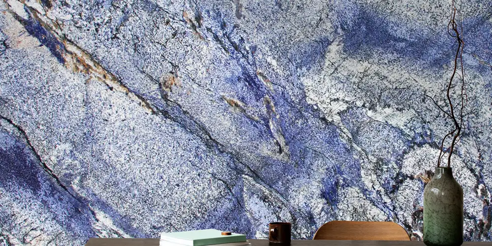 As 10 principais aplicações de luxo do granito Azul Bahia: Tendências de design para casas e espaços comerciais em 2026 7 Azul-Bahia-Granite-Luxury-Feature-Wall-Penthouses-Projeto