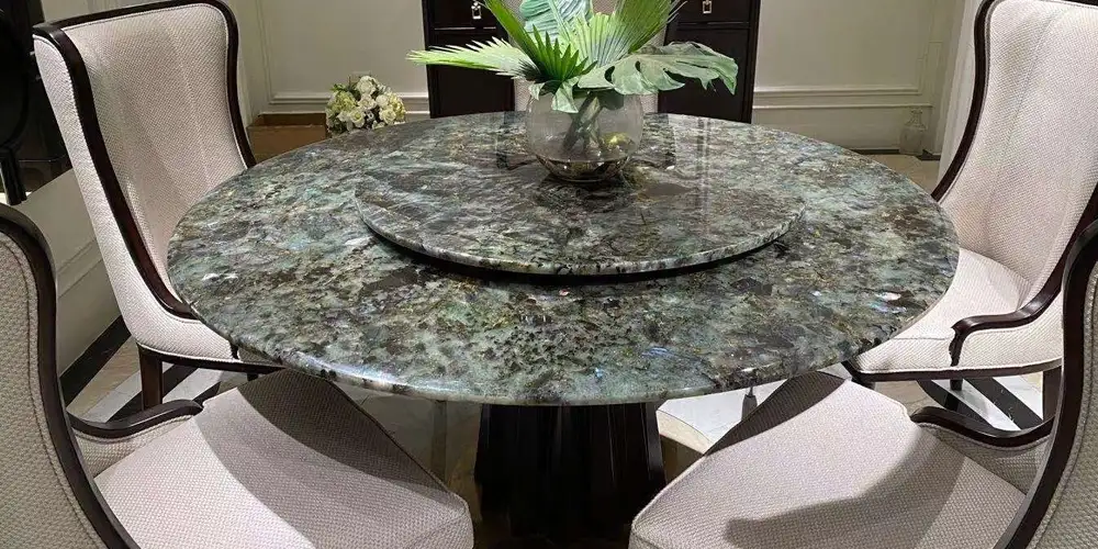 الحصول على الجرانيت الأزرق اللاموري-الممتاز-تصنيف-2026-كيف تختار شركة FOR-U-STONE ألواحًا من الدرجة الأولى في محجر مدغشقر