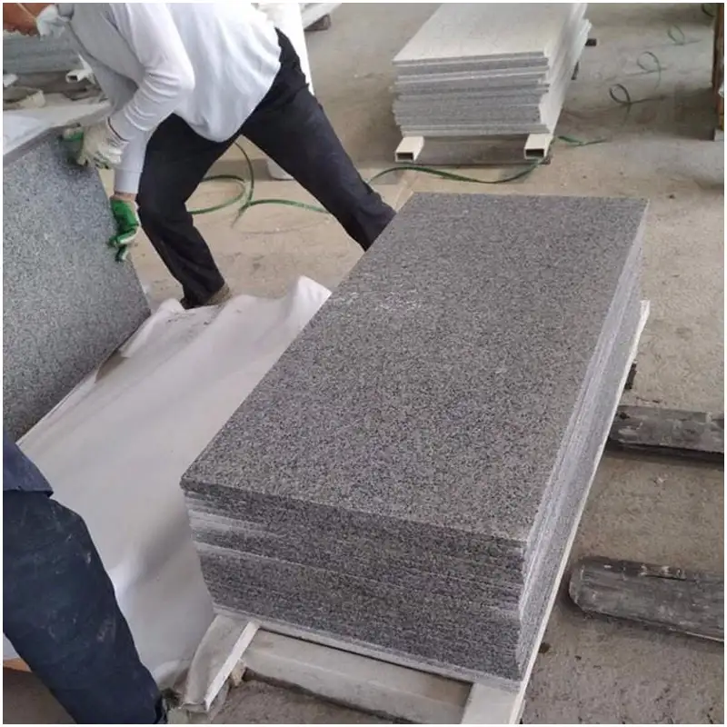 Berita 9 G603 Light Grey Granite Polished Big Slabs Factory Processing Workers Handling Granite Stone for Floor Wall Paving