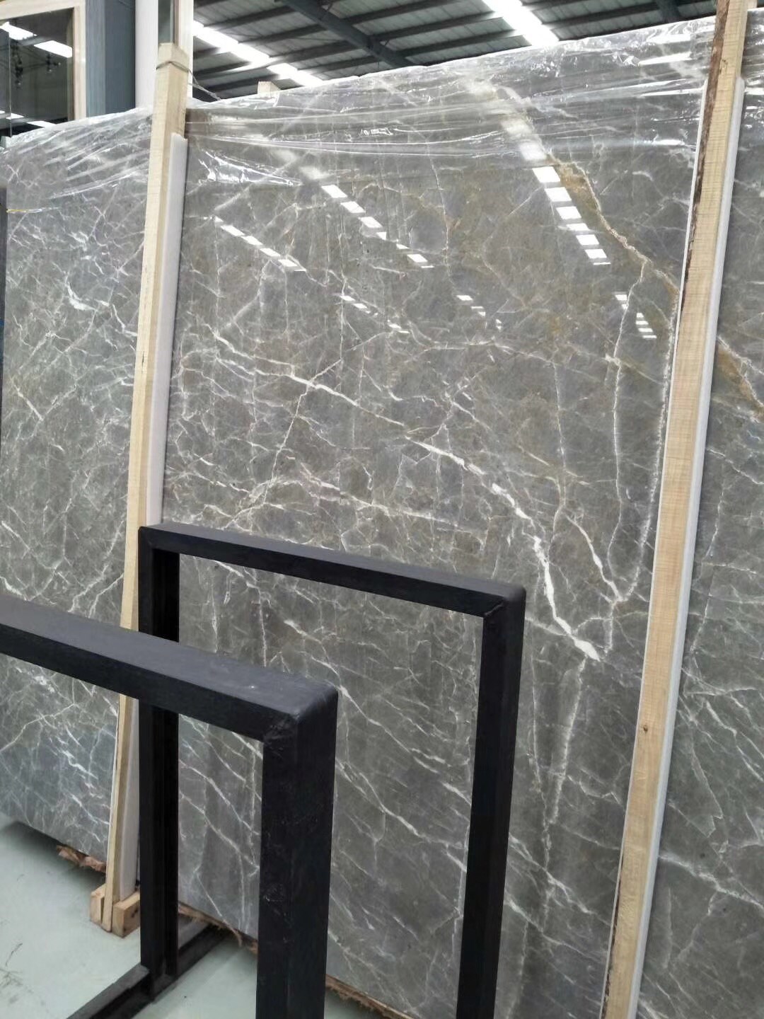 Dalle polie en marbre Caster Gray avec veines blanches