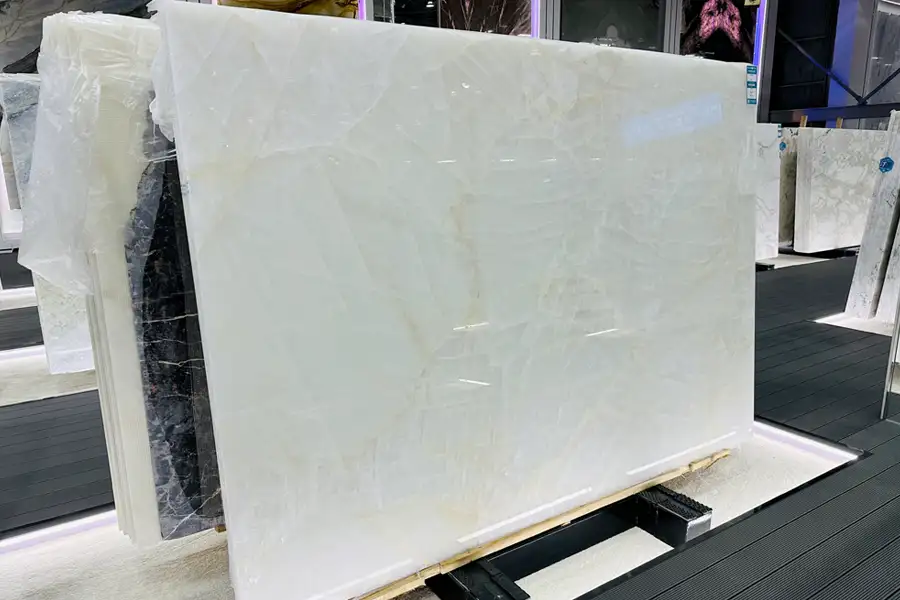 Плита с подсветкой из кварцита Bianco Cristallo