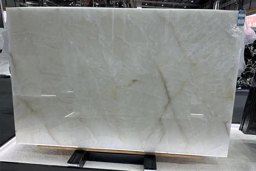 Полированная плита из кварцита Bianco Cristallo