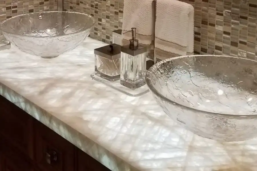 Столешницы для ванных комнат с подсветкой из белого кварцита Bianco Cristallo