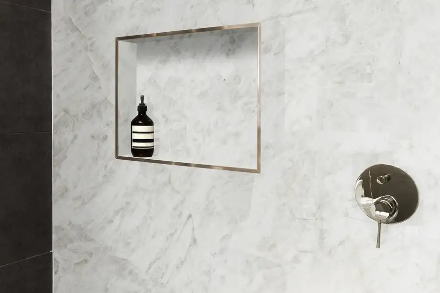 Стена ванной комнаты из белого кварцита Bianco Cristallo