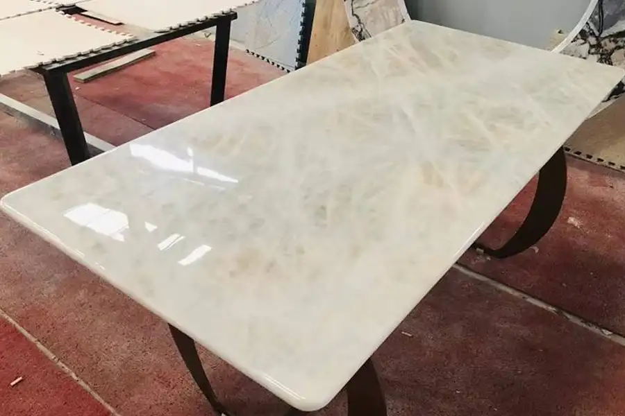 Обеденные столы из кварцита Cristallo Bianco