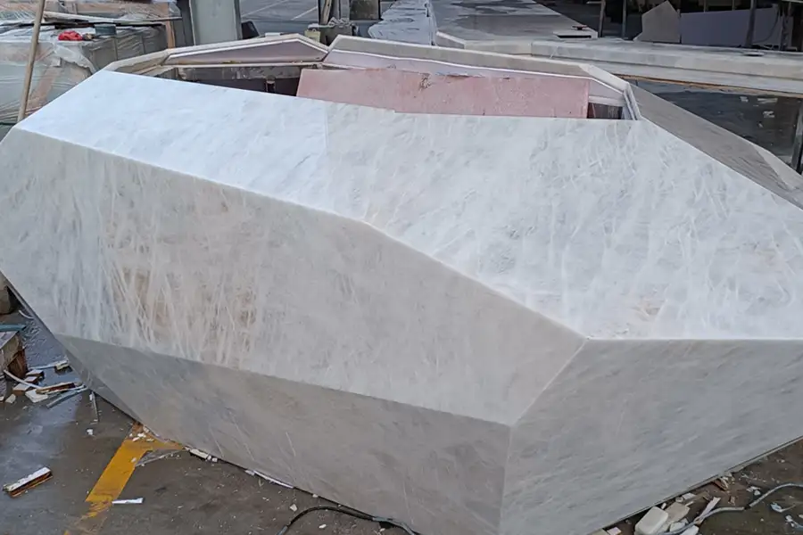 Столы для приема гостей из кварцита Cristallo Bianco