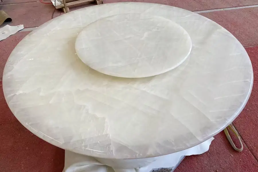 Круглые столы из кварцита Cristallo Bianco