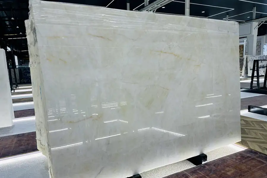 Кварцитовый слэб Cristallo Bianco