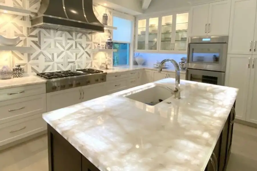 Столешницы из белого кварцита Cristallo с подсветкой