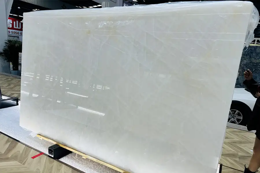 Полированная плита из белого кварцита Cristallo