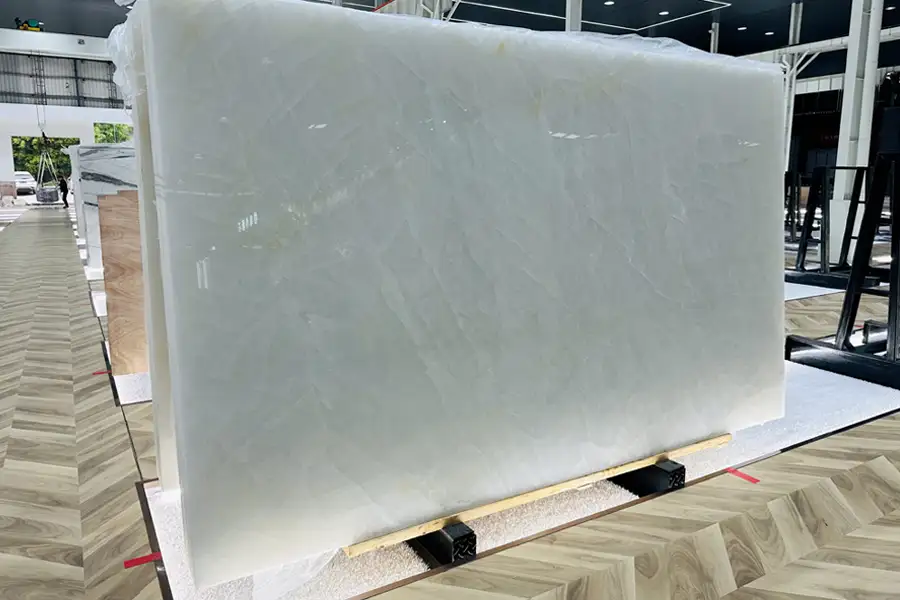 Плиты из белого кварцита Cristallo