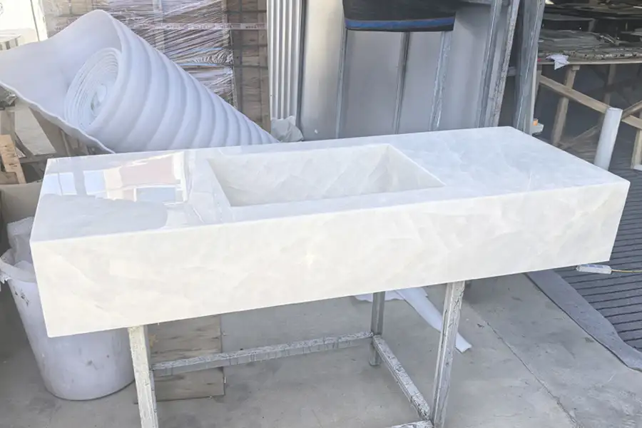 Настенные подвесные столешницы для ванных комнат из белого кварцита Cristallo