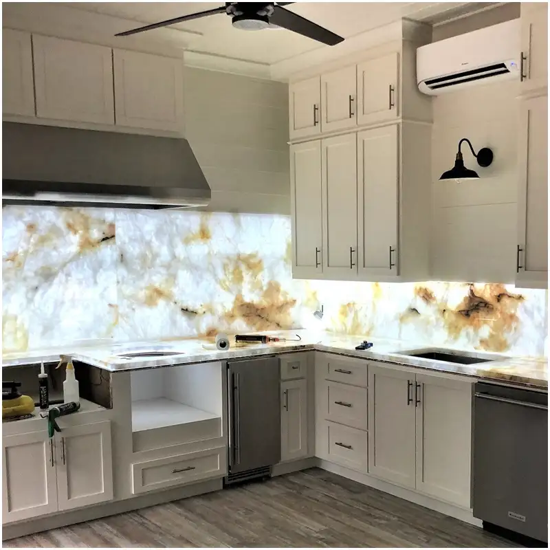 Witte Cristallo Quartzite Backlit Keuken Werkbladen en Backsplash Projecten
