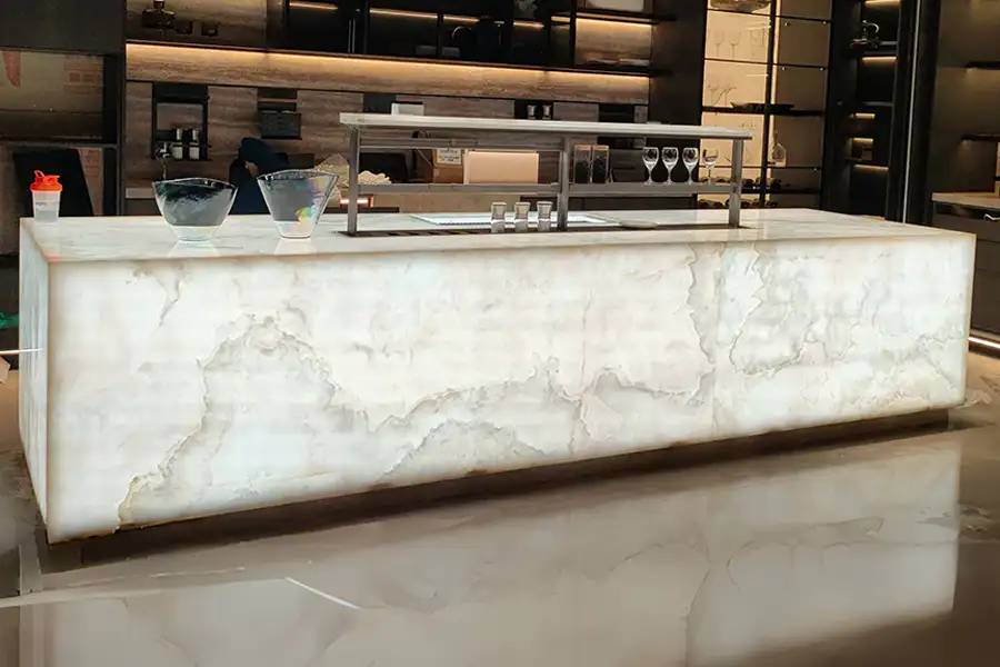 Белые кварцитовые столешницы Cristallo с подсветкой в виде водопада | Villas