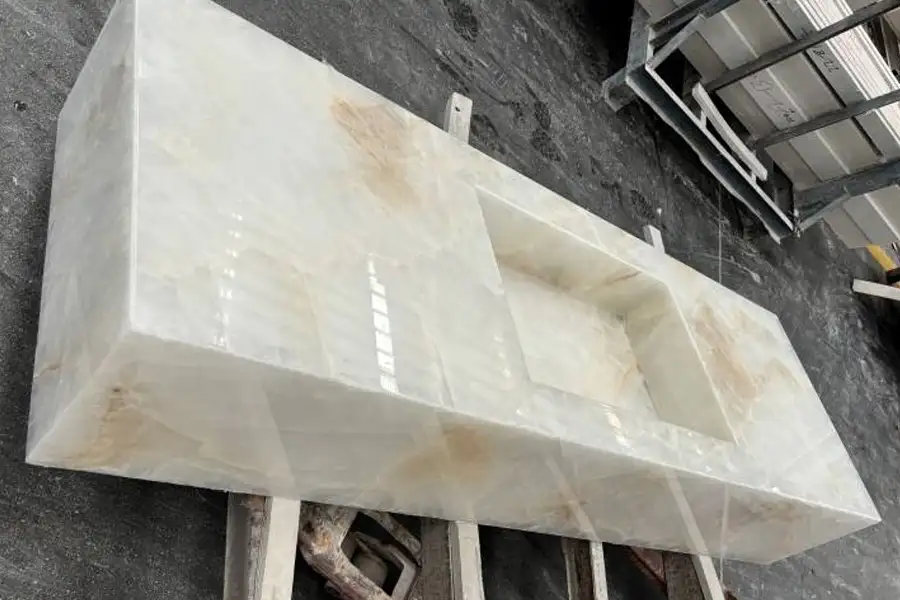 Белые плавающие умывальники из кварцита Cristallo