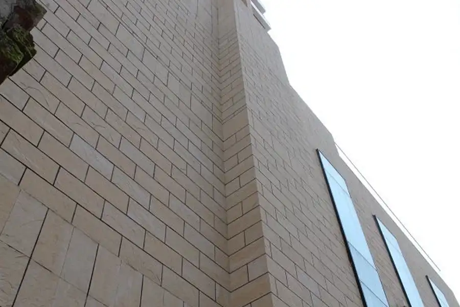 Revestimiento exterior cerámico flexible amarillo | Edificios comerciales