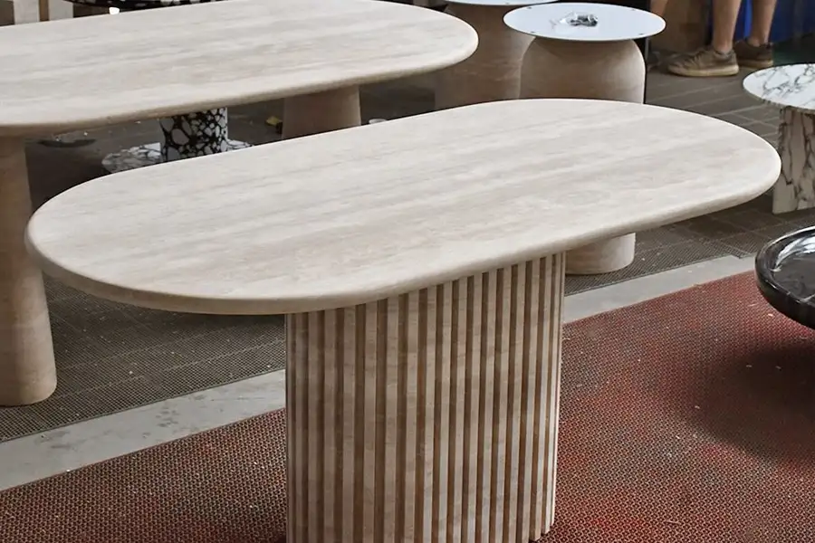 طاولة طعام من الترافرتين العاجي العاجي على الطراز الاسكندنافي