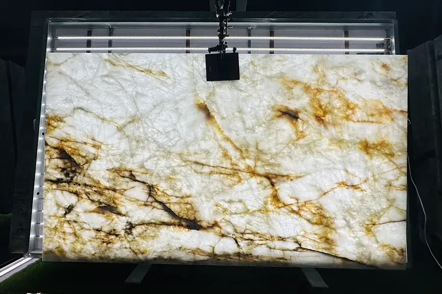 Кварцитовые плиты с подсветкой Bianco Cristallo