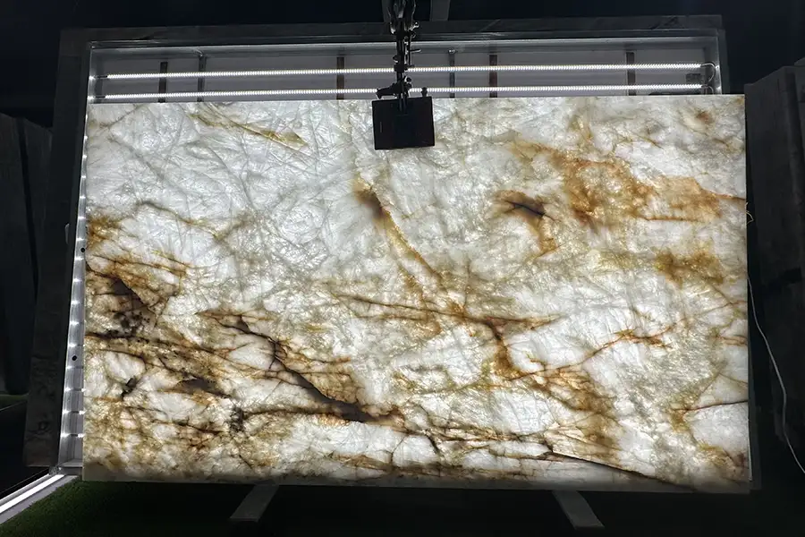 Плиты с подсветкой из белого кварцита Cristallo