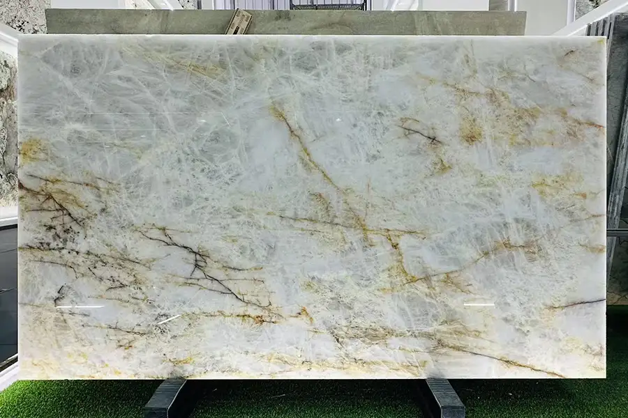 Плита из белого кварцита Cristallo