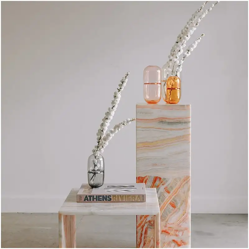 שולחנות מפוסלים מפוארים מאבן אוניקס בצבעי הקשת לביתכם