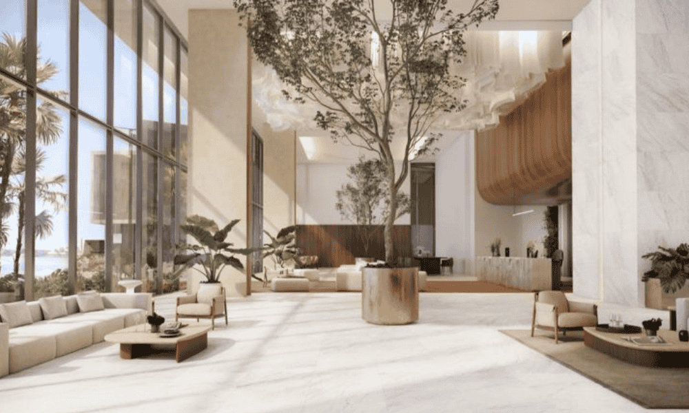 ホテルのロビーは白い大理石の床