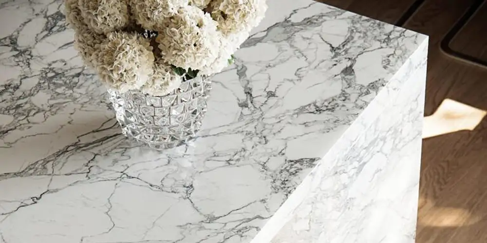 หินอ่อนอาเบอร์เอสคาโต วาลลี 1 การออกแบบเคาน์เตอร์น้ำตกหินอ่อนสีขาวอาเรเบสคาโต-วาลี