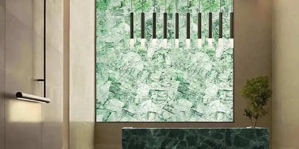 Emerald-Fluorite-Gemstone-Backlit-Accentmuur-in-Luxe-Spa's